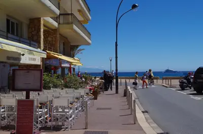 Vue générale sur la mer ou vue sur la mer prise depuis l'appartement
