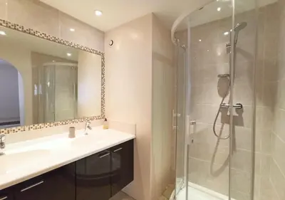 Salle de bains dans l'établissement Viva Riviera 2 Bedrooms 2 Bathrooms Rue Florian