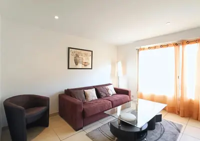 Coin salon dans l'établissement Viva Riviera 2 Bedrooms 2 Bathrooms Rue Florian