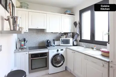 Cuisine ou kitchenette dans l'établissement Coeur de Cannes - 2 pièces moderne