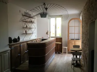 Cuisine ou kitchenette dans l'établissement Hôtel de la Pinède