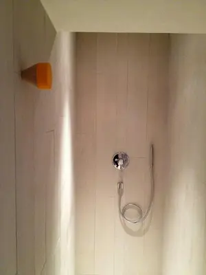 Salle de bains dans l'établissement Hôtel de la Pinède