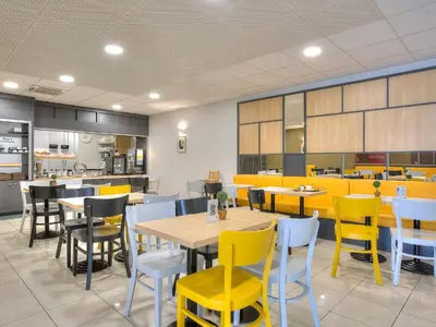 Restaurant ou autre lieu de restauration dans l'établissement B&B HOTEL Villeneuve Loubet Village