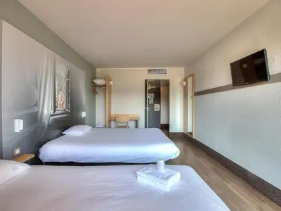 Un ou plusieurs lits dans un hébergement de l'établissement B&B HOTEL Villeneuve Loubet Village