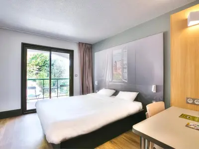 Un ou plusieurs lits dans un hébergement de l'établissement B&B HOTEL Villeneuve Loubet Village