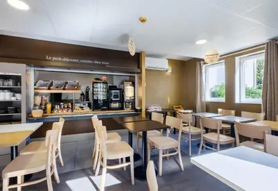 Restaurant ou autre lieu de restauration dans l'établissement B&B HOTEL Villeneuve Loubet Plage
