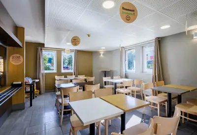 Coin salon dans l'établissement B&B HOTEL Villeneuve Loubet Plage