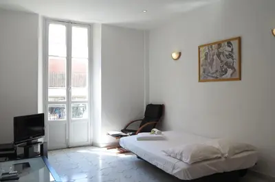 Télévision ou salle de divertissement dans l'établissement Viva Riviera - 5 Rue Commandant André