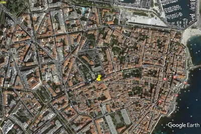 Vue générale sur Antibes ou vue de la ville depuis l'appartement