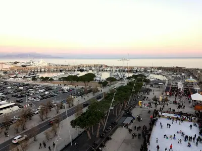 Vue générale sur la mer ou vue sur la mer prise depuis l'appartement