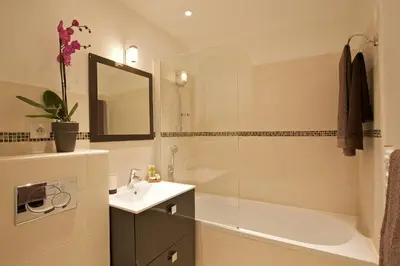 Salle de bains dans l'établissement Le California