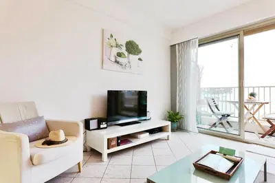 Télévision ou salle de divertissement dans l'établissement Sunny Cap View Terrace with Sea Views and AirCon