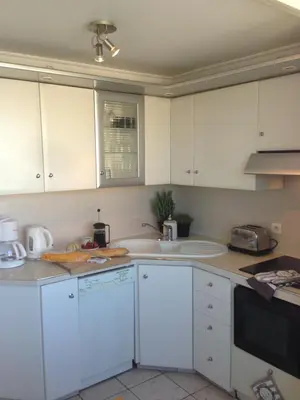 Cuisine ou kitchenette dans l'établissement Sunny Cap View Terrace with Sea Views and AirCon