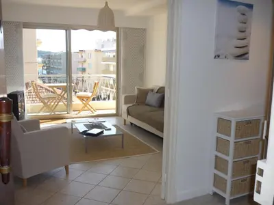 Coin salon dans l'établissement Sunny Cap View Terrace with Sea Views and AirCon