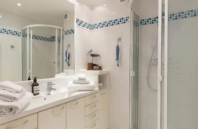 Salle de bains dans l'établissement Sunny Cap View Terrace with Sea Views and AirCon