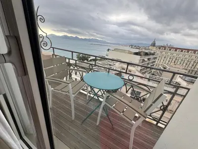 Balcon ou terrasse dans l'établissement CROISETTE Palais MIRAMAR FRONT DE MER
