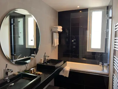Salle de bains dans l'établissement Hôtel Le Canberra