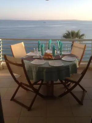Vue générale sur la mer ou vue sur la mer prise depuis l'appartement