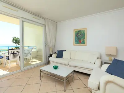 Coin salon dans l'établissement Apartment Le Grand Large by Interhome