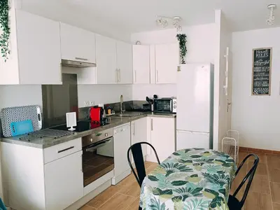 Cuisine ou kitchenette dans l'établissement 2 pièces climatisé avec balcon dans le vieil Antibes, résidence avec ascenseur