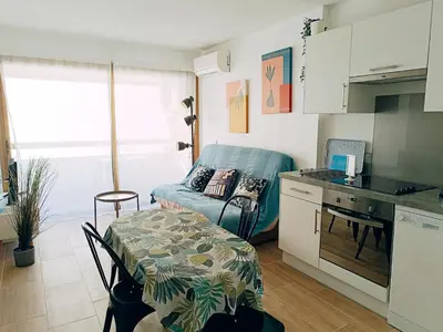 Cuisine ou kitchenette dans l'établissement 2 pièces climatisé avec balcon dans le vieil Antibes, résidence avec ascenseur