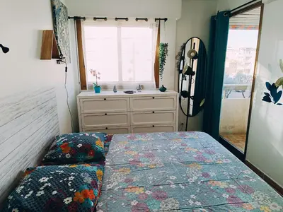 Un ou plusieurs lits dans un hébergement de l'établissement 2 pièces climatisé avec balcon dans le vieil Antibes, résidence avec ascenseur