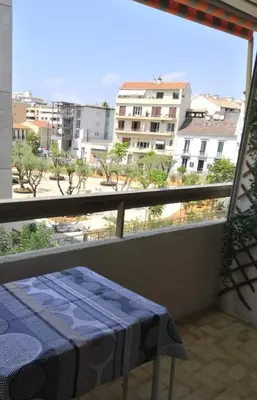 Balcon ou terrasse dans l'établissement 2 pièces climatisé avec balcon dans le vieil Antibes, résidence avec ascenseur