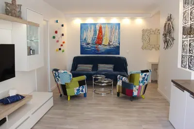Télévision ou salle de divertissement dans l'établissement Central avec Jardin
