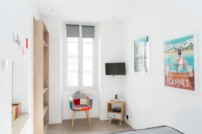Télévision ou salle de divertissement dans l'établissement Cannes Le Chabaud