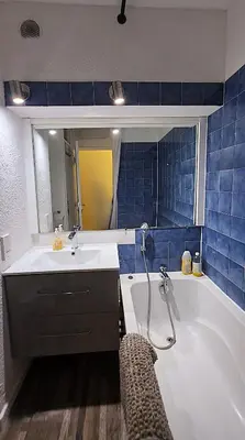 Salle de bains dans l'établissement Studio 4 pers piscine plage à pied