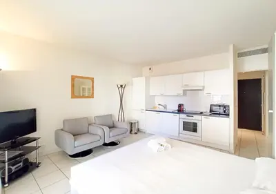 Cuisine ou kitchenette dans l'établissement Viva Riviera - Studio Jardin Florian