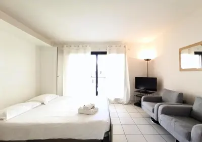 Un ou plusieurs lits dans un hébergement de l'établissement Viva Riviera - Studio Jardin Florian