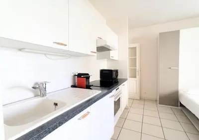 Cuisine ou kitchenette dans l'établissement Viva Riviera - Studio Jardin Florian