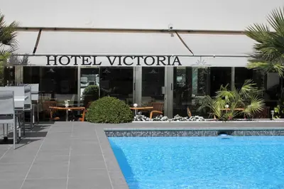 Piscine de l'établissement Hôtel Victoria ou située à proximité