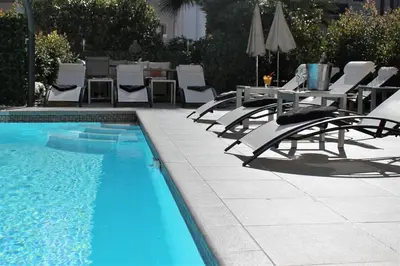 Piscine de l'établissement Hôtel Victoria ou située à proximité