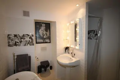Salle de bains dans l'établissement From Hollywood to Bollywood 2 Bedrooms 2 Bathrooms - 1 min from Croisette&Beach, 12 Min from the Palais