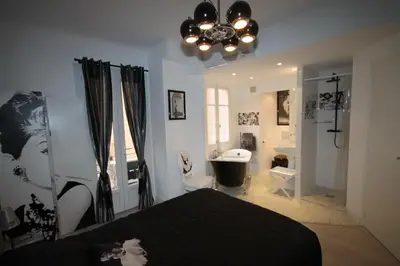 Un ou plusieurs lits dans un hébergement de l'établissement From Hollywood to Bollywood 2 Bedrooms 2 Bathrooms - 1 min from Croisette&Beach, 12 Min from the Palais