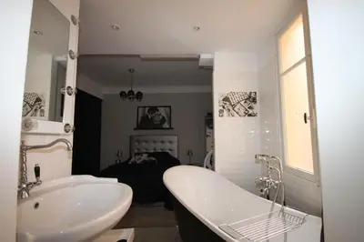 Salle de bains dans l'établissement From Hollywood to Bollywood 2 Bedrooms 2 Bathrooms - 1 min from Croisette&Beach, 12 Min from the Palais