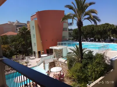 Piscine de l'établissement Antibes Port - Terrasse - Parking - Piscine ou située à proximité