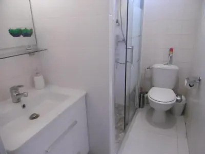 Salle de bains dans l'établissement Cannes Film Festival Beach Apartment