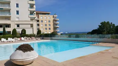 Piscine de l'établissement Les Pins Bleus ou située à proximité