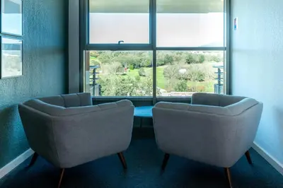 Coin salon dans l'établissement Nemea Appart Hotel Green Side Biot Sophia Antipolis