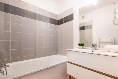 Salle de bains dans l'établissement Nemea Appart Hotel Green Side Biot Sophia Antipolis