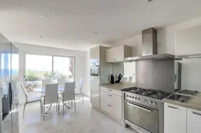 Cuisine ou kitchenette dans l'établissement Holiday Home with beautiful Sea View