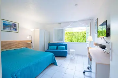 Télévision ou salle de divertissement dans l'établissement villa 