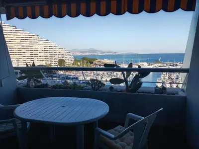 Vue générale sur la mer ou vue sur la mer prise depuis l'appartement