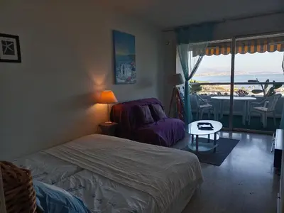 Un ou plusieurs lits dans un hébergement de l'établissement Grand studio vue mer à Marina Baie des Anges