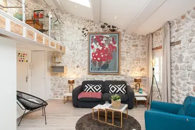 Coin salon dans l'établissement Superbe appartement loft vieil Antibes