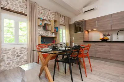 Cuisine ou kitchenette dans l'établissement Superbe appartement loft vieil Antibes