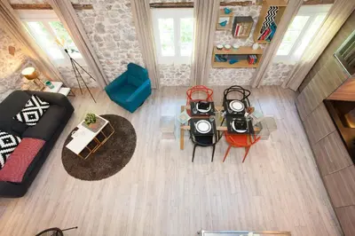 Coin salon dans l'établissement Superbe appartement loft vieil Antibes